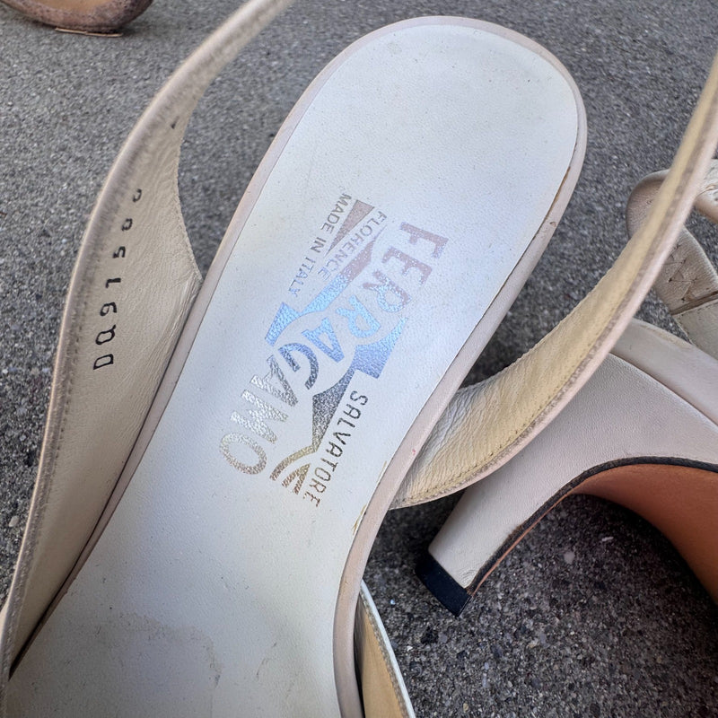 Detailansicht: Sourced limited accessories and clothes Salvatore Ferragamo Italia white high heels – Logo, Nähte oder Material