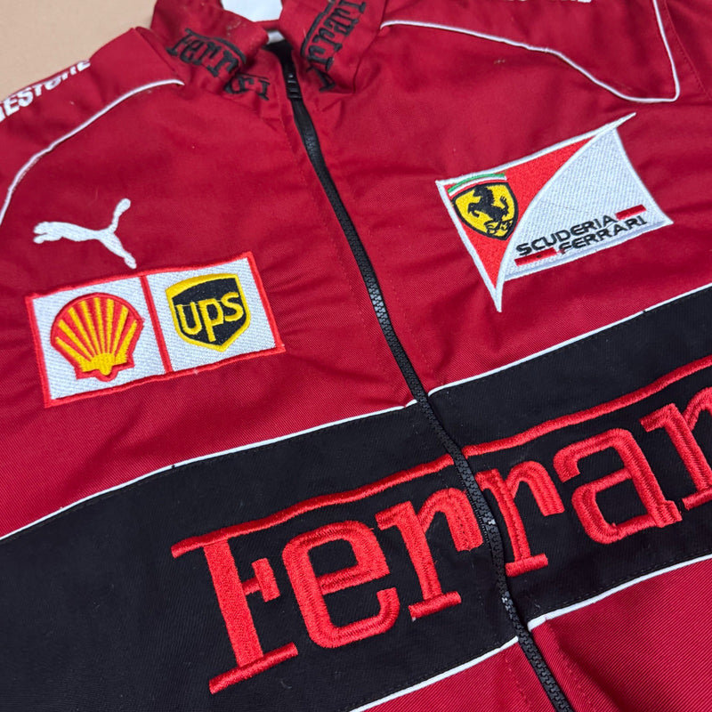 Detailansicht: Sourced limited accessories and clothes Scuderia Ferrari streetwear 00s racing jacket – Logo, Nähte oder Material