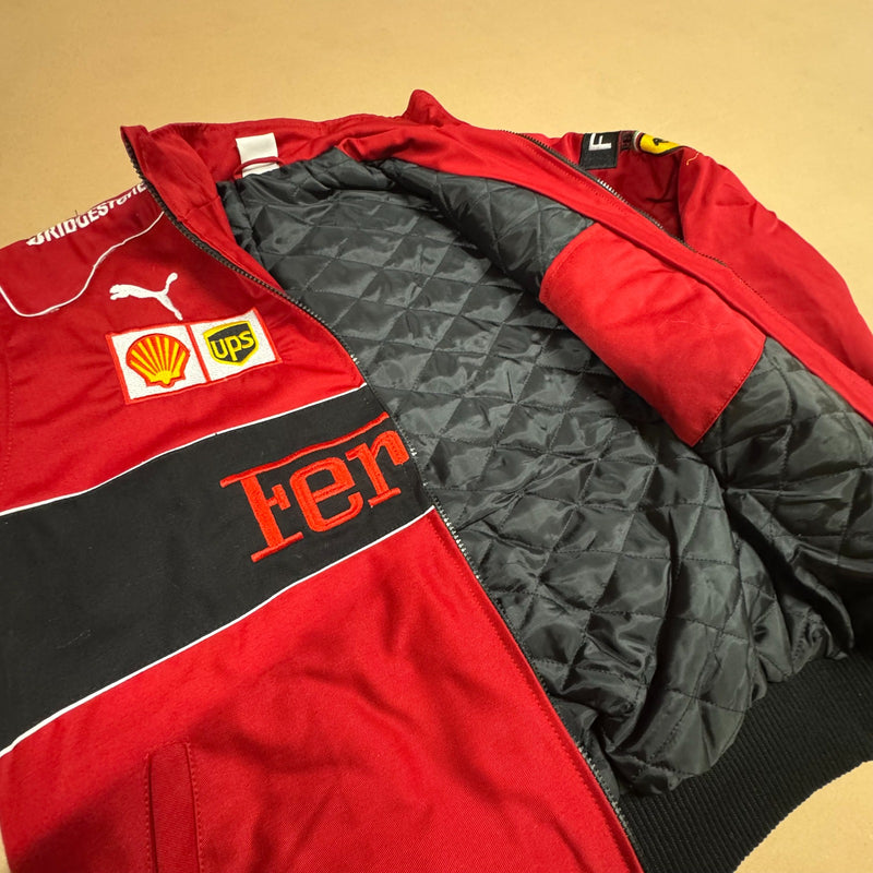 Detailansicht: Sourced limited accessories and clothes Scuderia Ferrari streetwear 00s racing jacket – Logo, Nähte oder Material