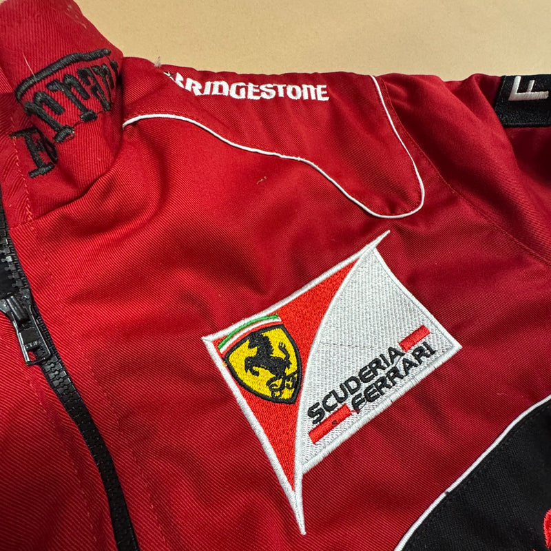 Detailansicht: Sourced limited accessories and clothes Scuderia Ferrari streetwear 00s racing jacket – Logo, Nähte oder Material