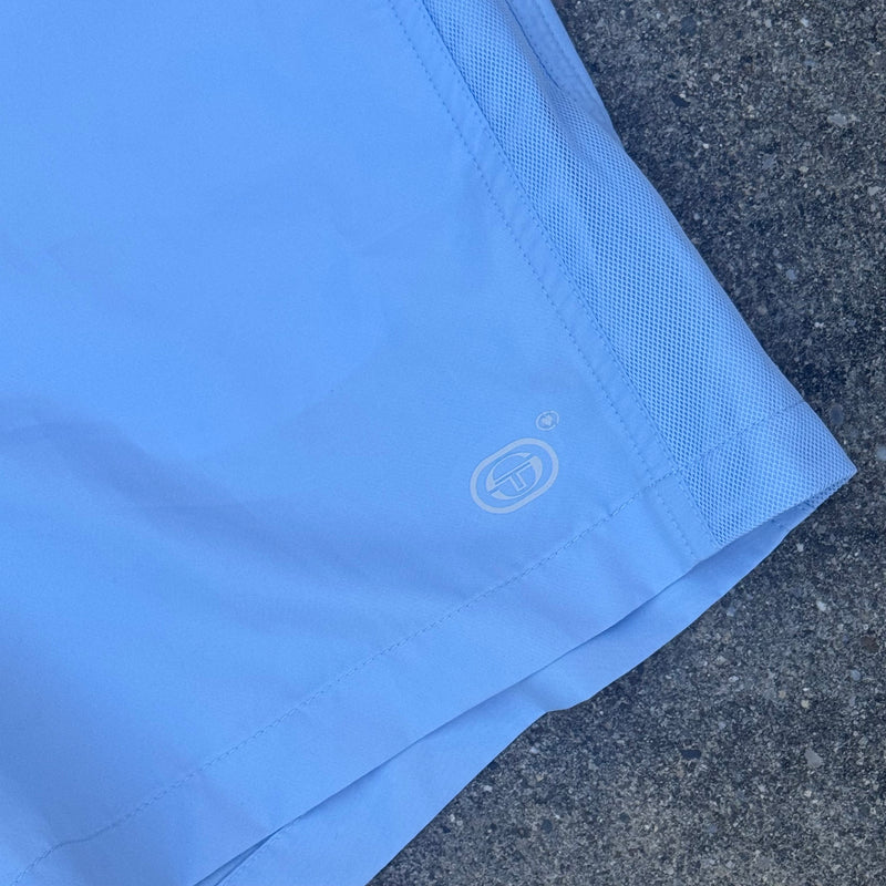 Detailansicht: Sourced limited accessories and clothes Sergio Tacchini skyblue womens tennis short – Logo, Nähte oder Material