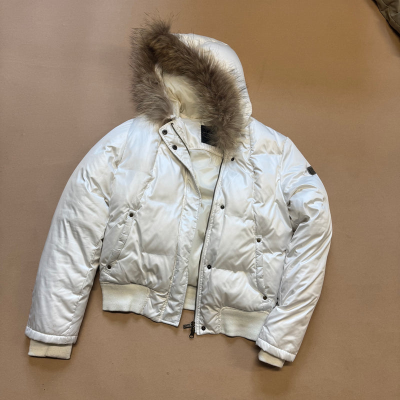 Detailansicht: Sourced limited accessories and clothes Sergio Tacchini white fur winter jacket – Logo, Nähte oder Material