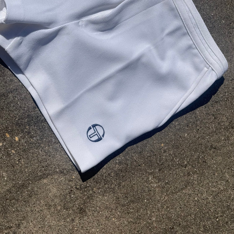 Detailansicht: Sourced limited accessories and clothes Sergio Tacchini white tennis shorts – Logo, Nähte oder Material
