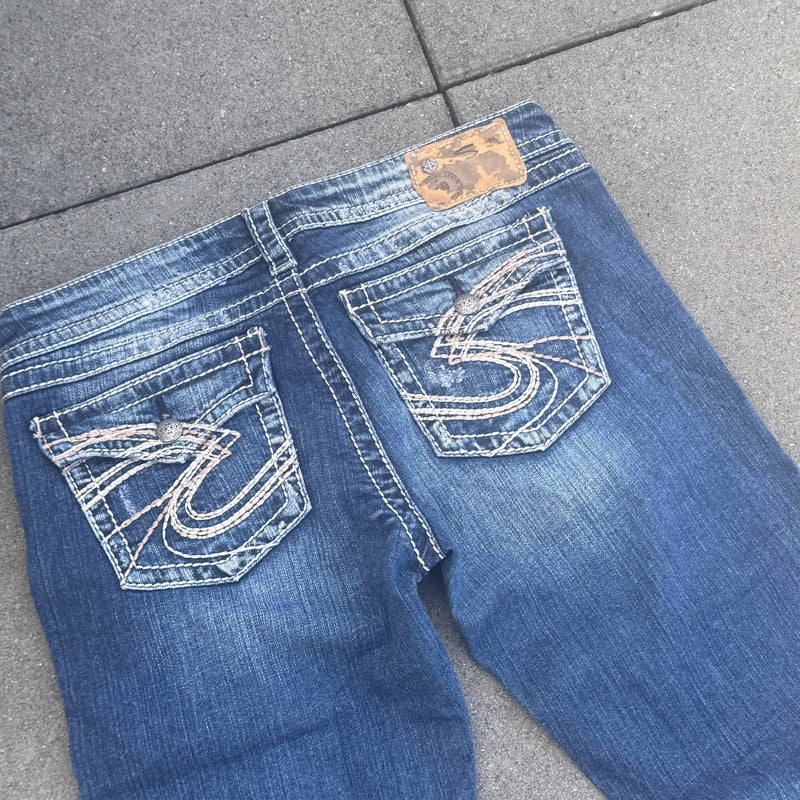 Detailansicht: Sourced limited accessories and clothes Silven y2k bootcut ripped denim jeans – Logo, Nähte oder Material