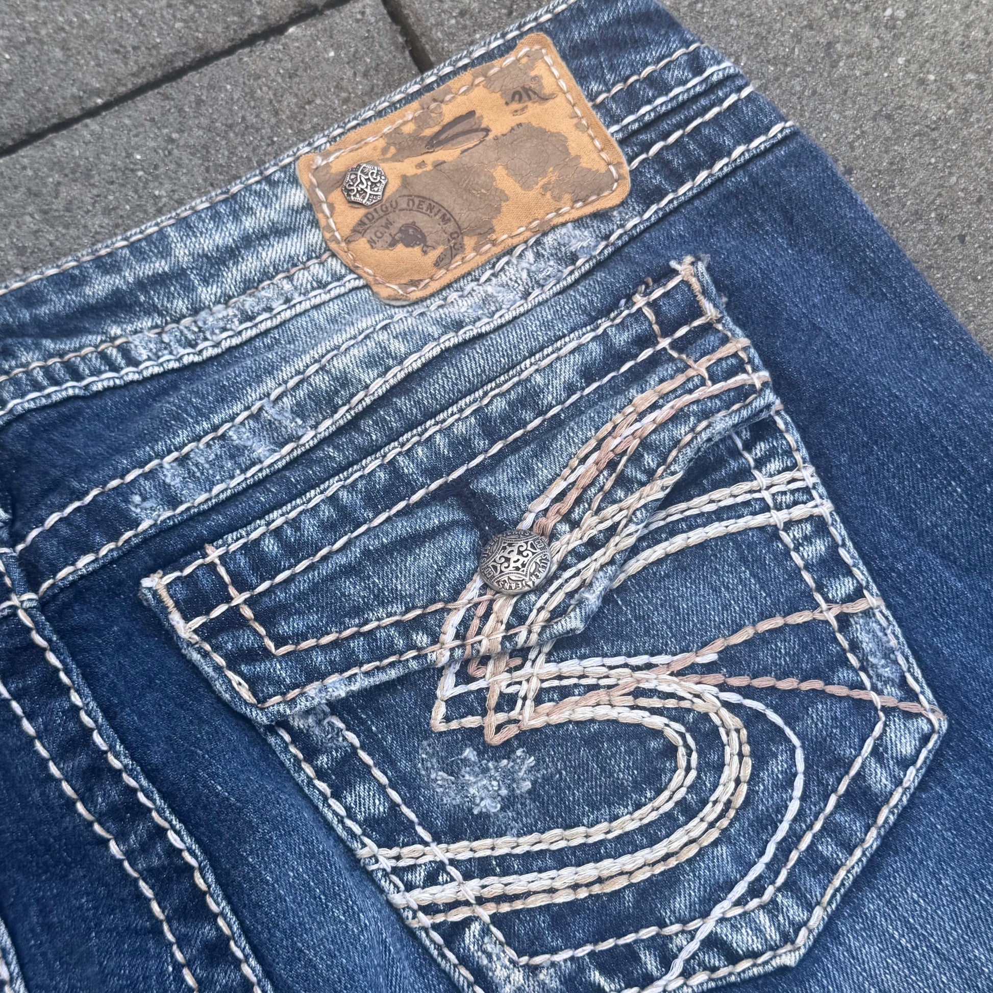 Silven y2k bootcut ripped denim jeans – Close-up 2