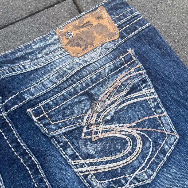Detailansicht: Sourced limited accessories and clothes Silven y2k bootcut ripped denim jeans – Logo, Nähte oder Material