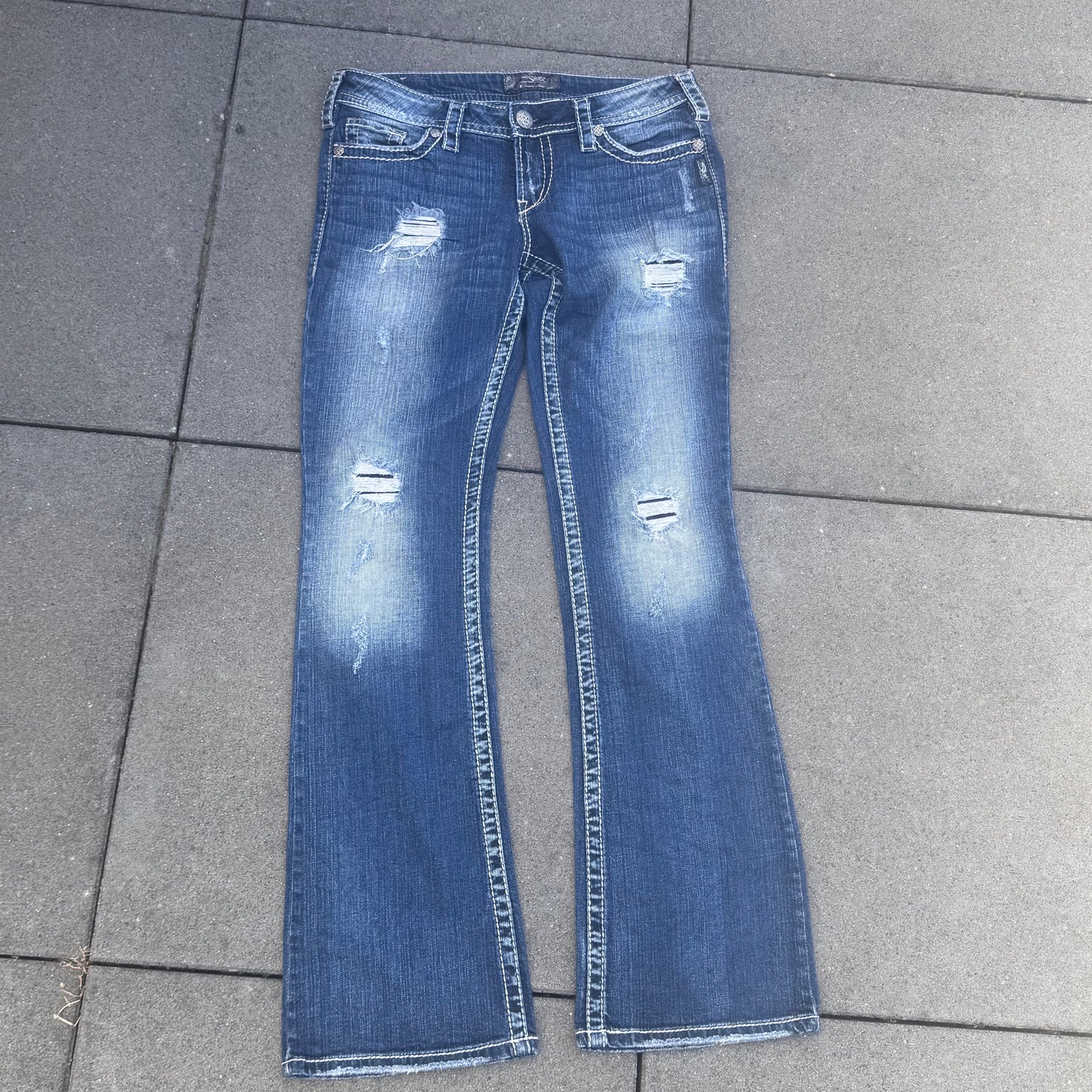 Silven y2k bootcut ripped denim jeans – Close-up 3