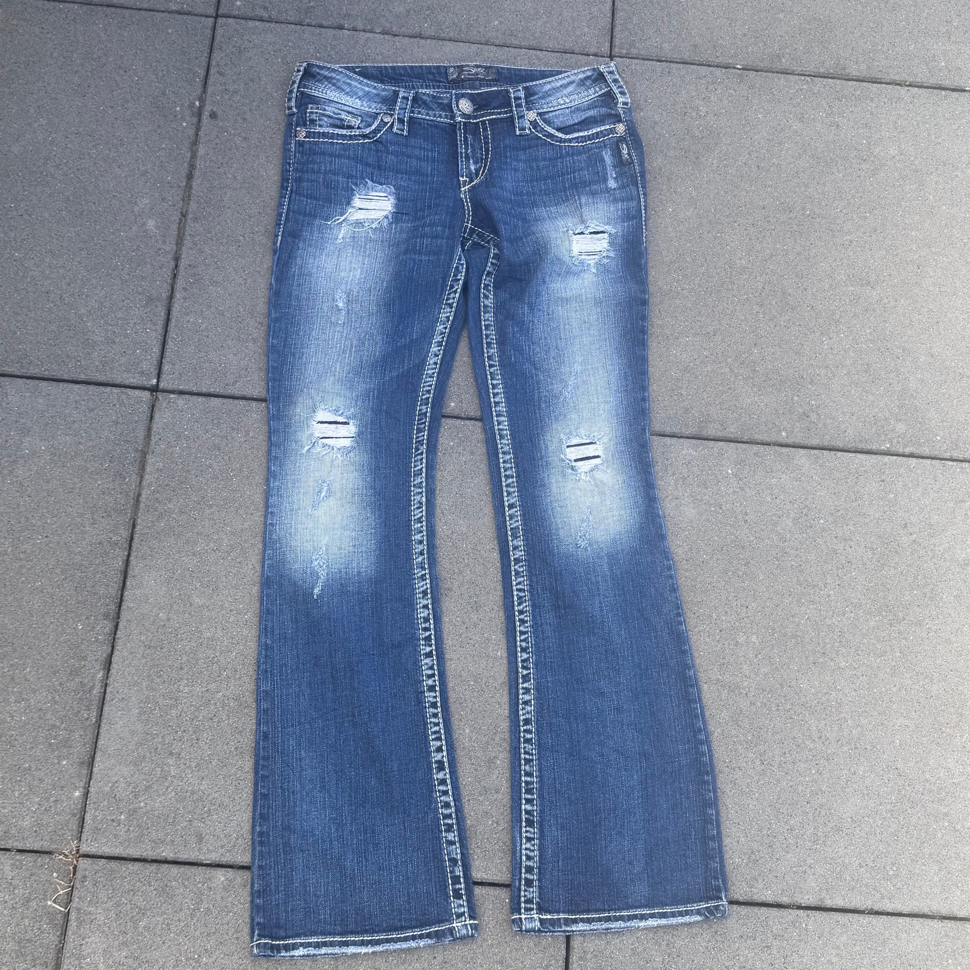 Silven y2k bootcut ripped denim jeans – Close-up 3