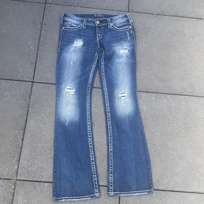 Detailansicht: Sourced limited accessories and clothes Silven y2k bootcut ripped denim jeans – Logo, Nähte oder Material