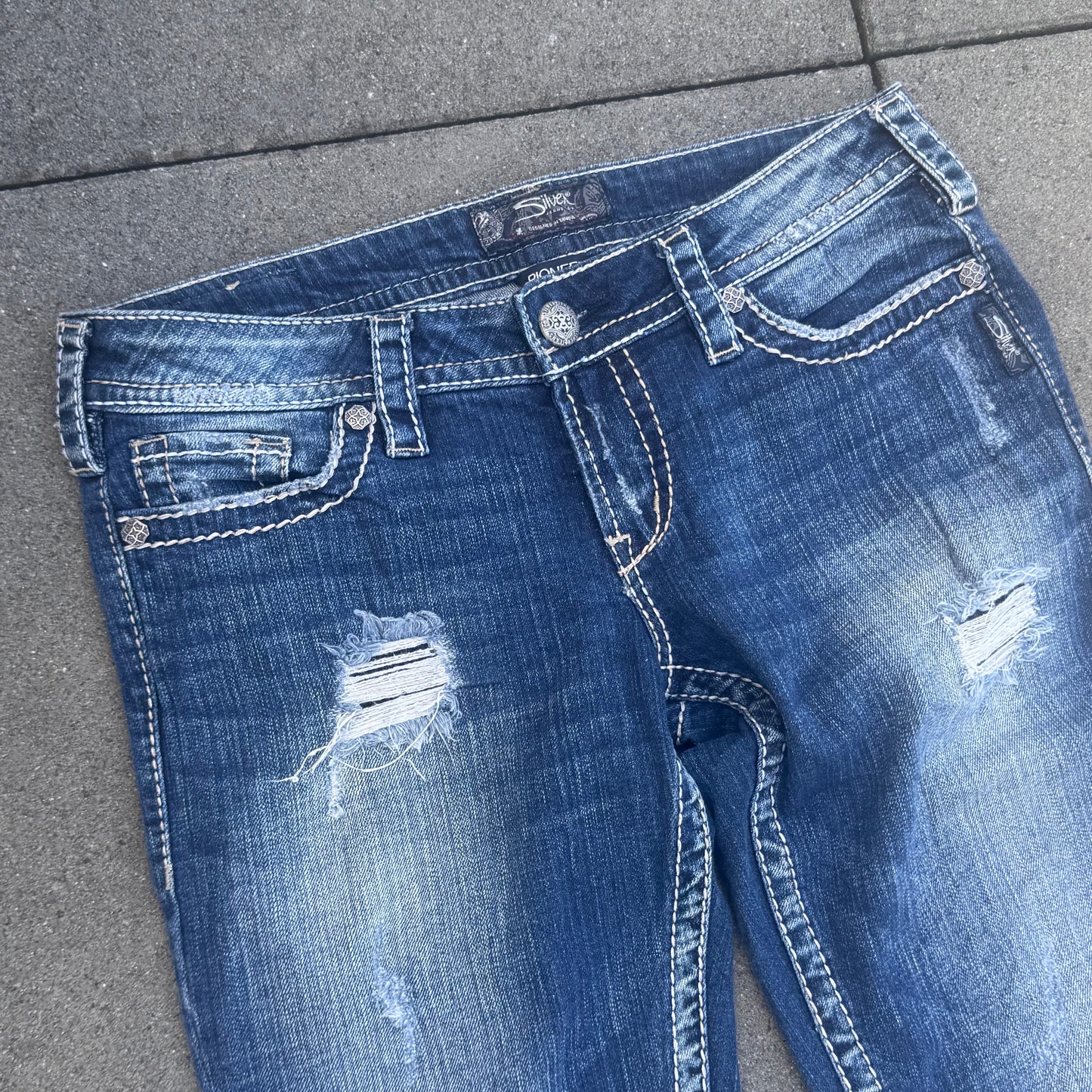 Silven y2k bootcut ripped denim jeans – Close-up 4