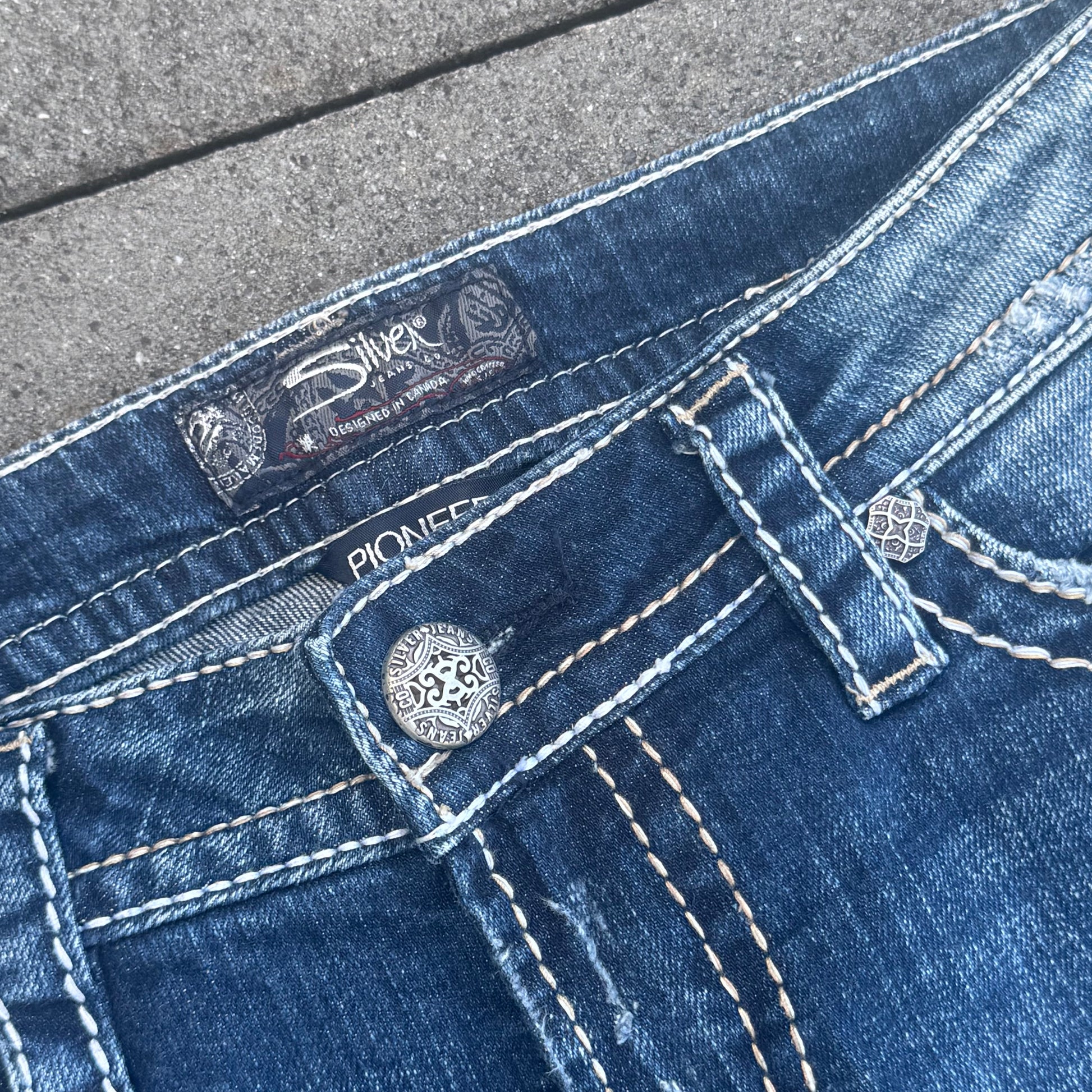 Silven y2k bootcut ripped denim jeans – Close-up 6
