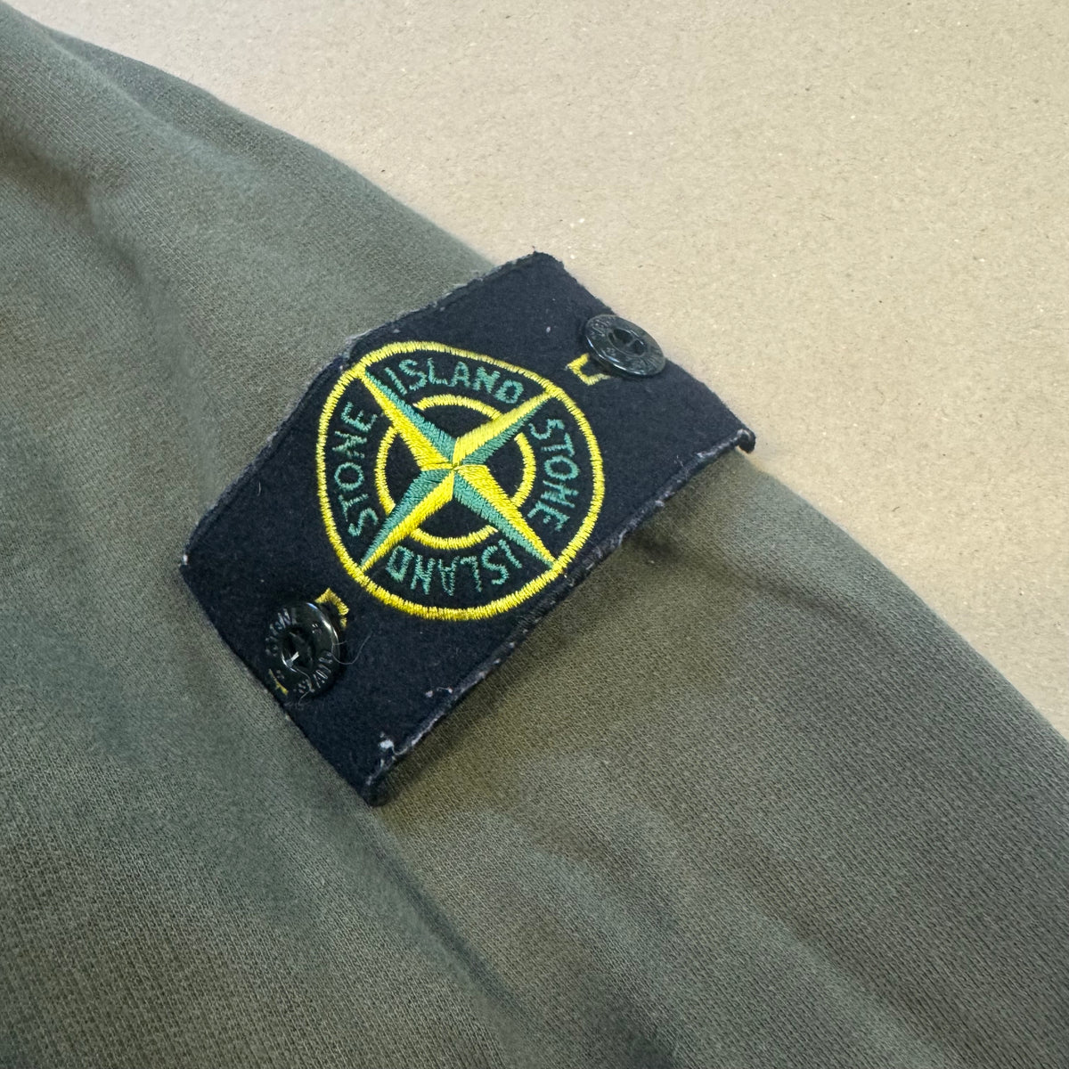 Stone Island olive-green zipped hoodie – Close-up 1