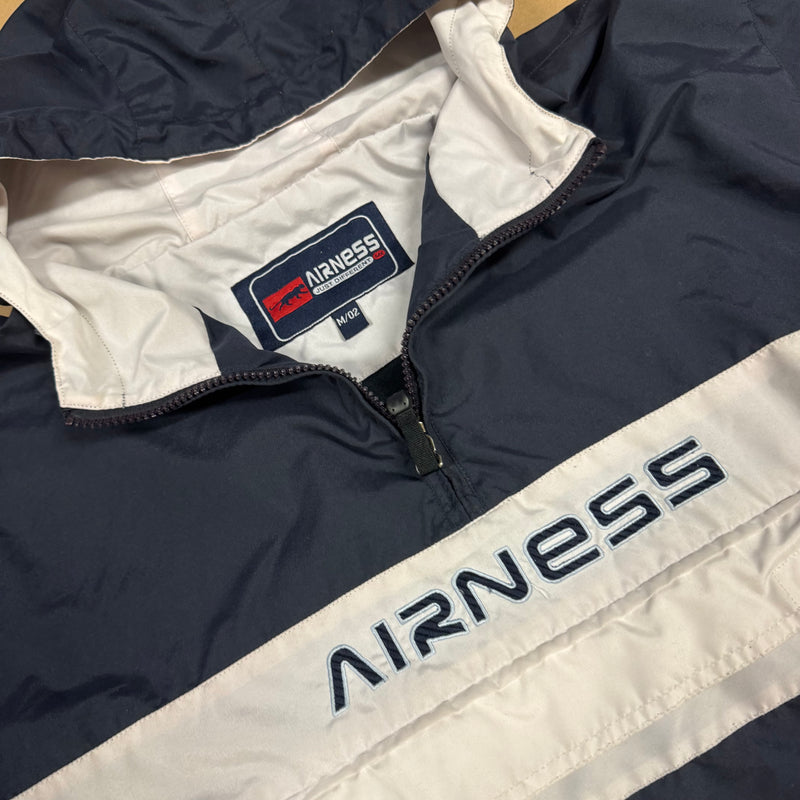 Detailansicht: Sourced limited accessories and clothes Streetwear style Airness rain-protective hoodie – Logo, Nähte oder Material