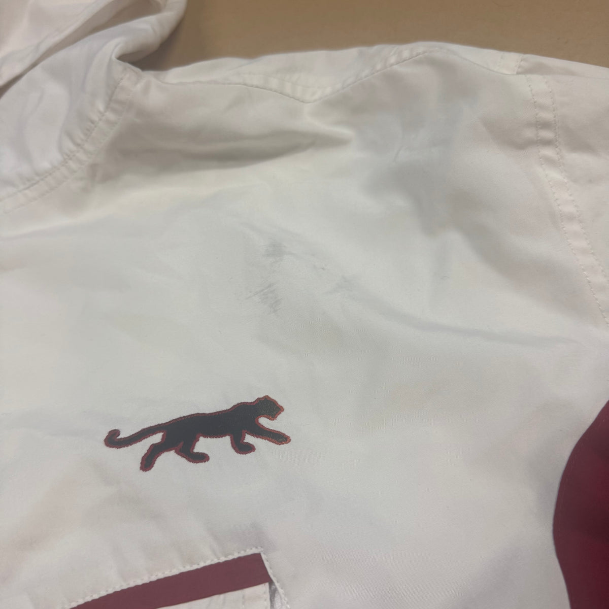 Streetwear style Airness raincoat with a hood – Close-up 1