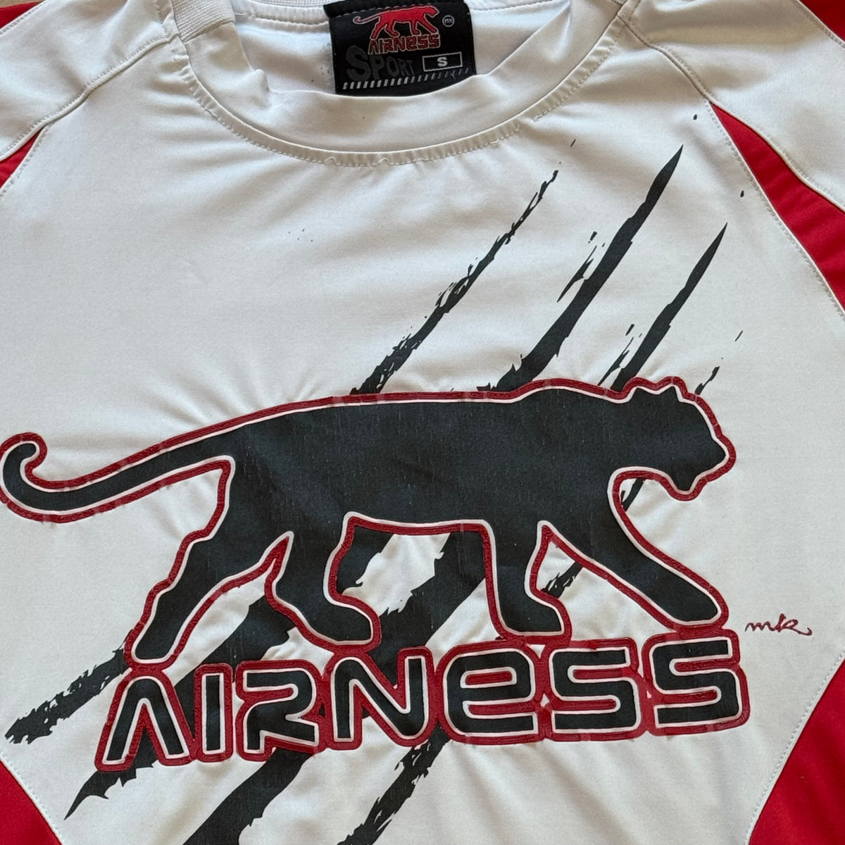 Streetwear style Airness red and white t-shirt – Close-up 1