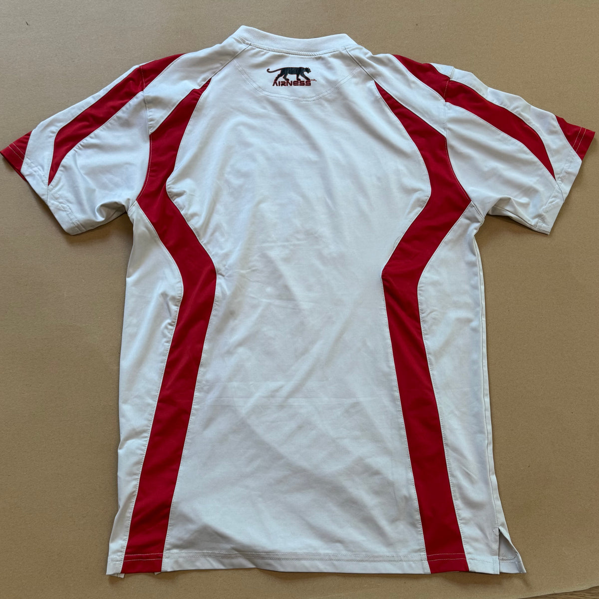 Streetwear style Airness red and white t-shirt – Close-up 2