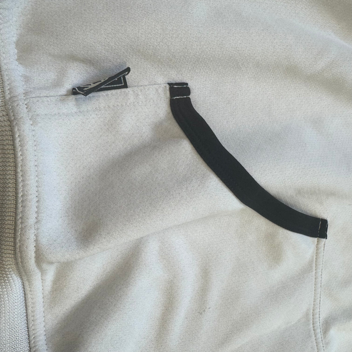 Streetwear style Airness white hoodie – Close-up 2