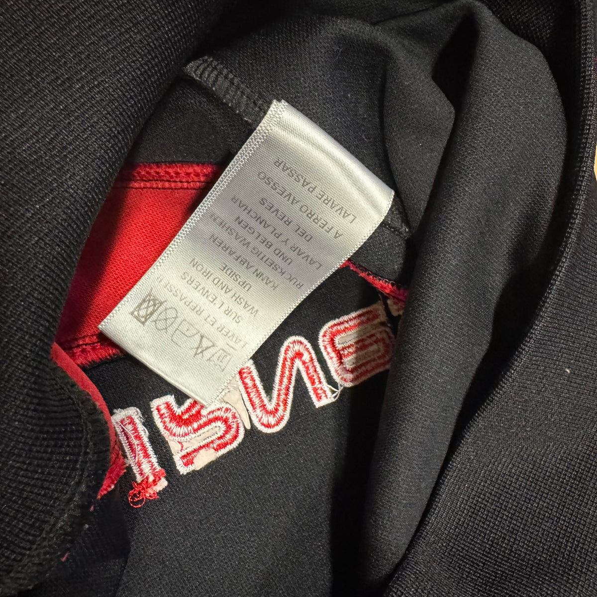 Streetwear style black Airness hoodie – Close-up 4