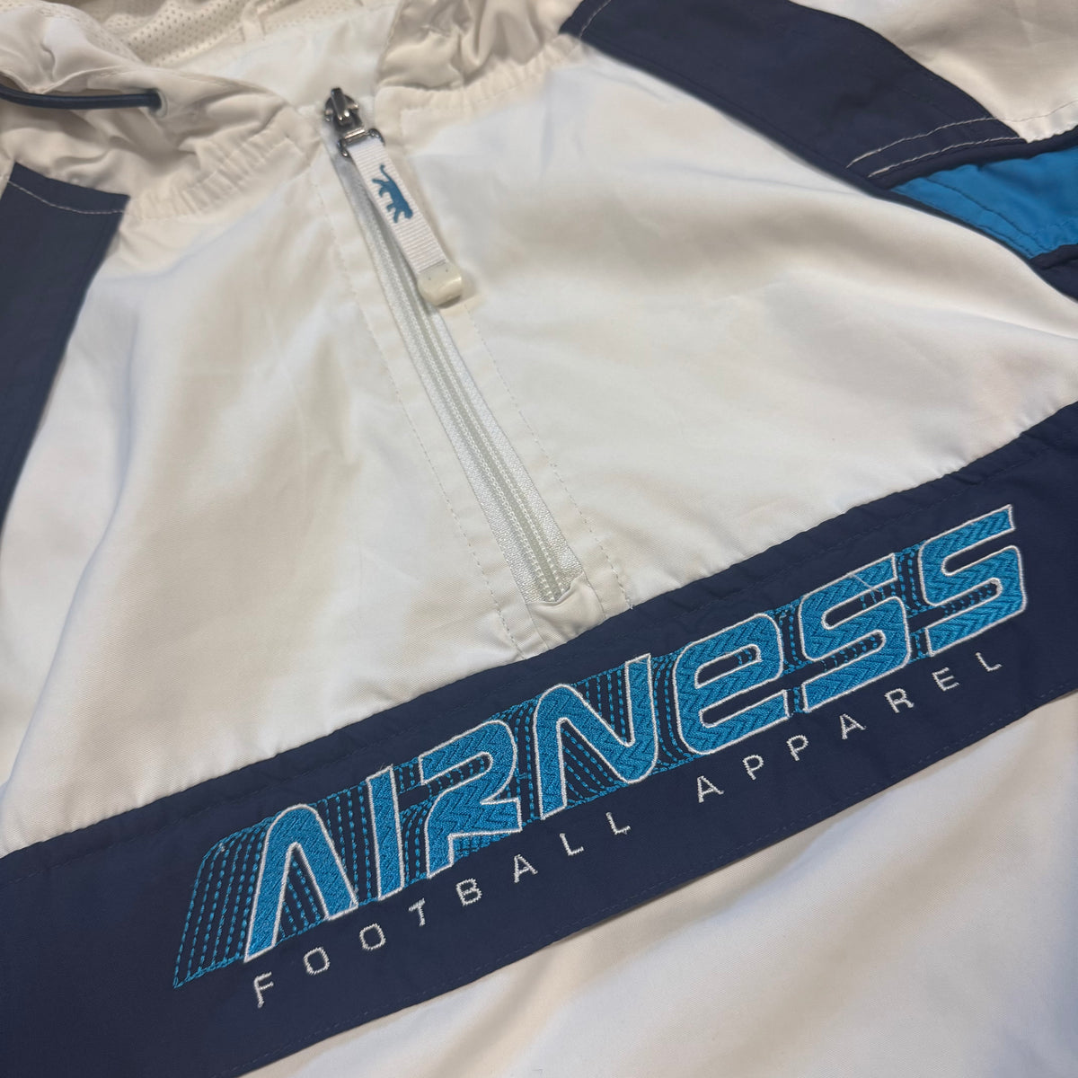 Streetwear style oversized Airness rain-protective hoodie – Close-up 1