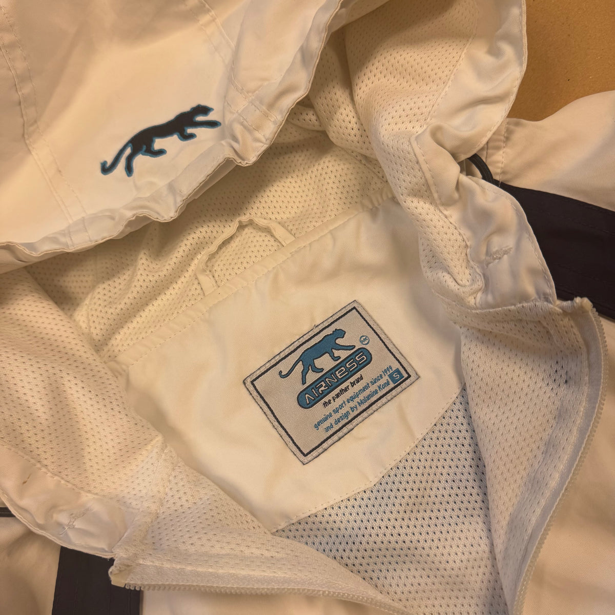 Streetwear style oversized Airness rain-protective hoodie – Close-up 2
