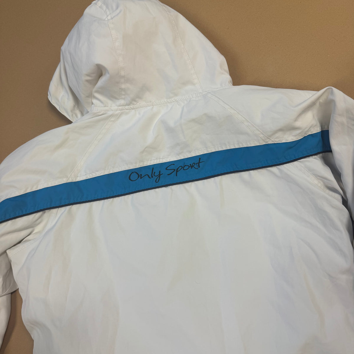Streetwear style oversized Airness rain-protective hoodie – Close-up 3