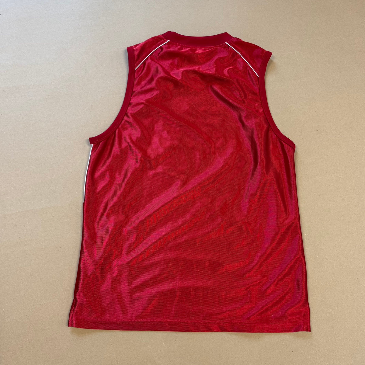 Streetwear style red Airness vest – Close-up 2