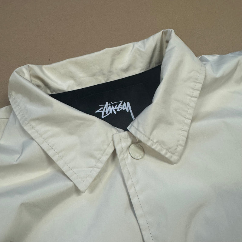 Detailansicht: Sourced limited accessories and clothes Stüssy vintage cream raincoat – Logo, Nähte oder Material