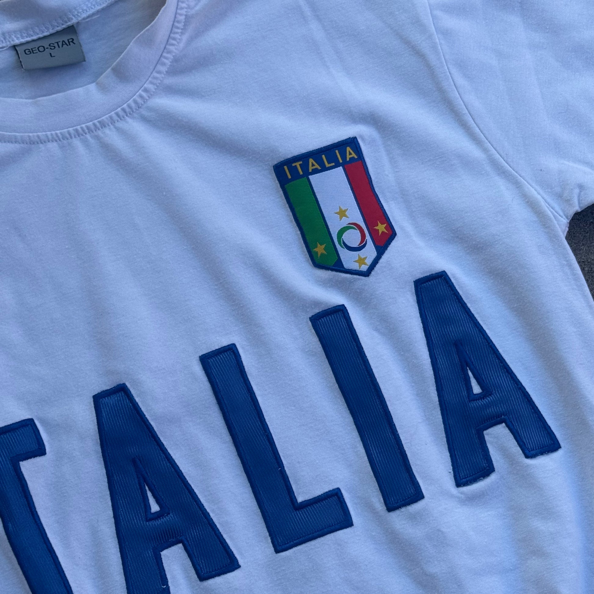talia streetwear style 00s t-shirt – Close-up 1