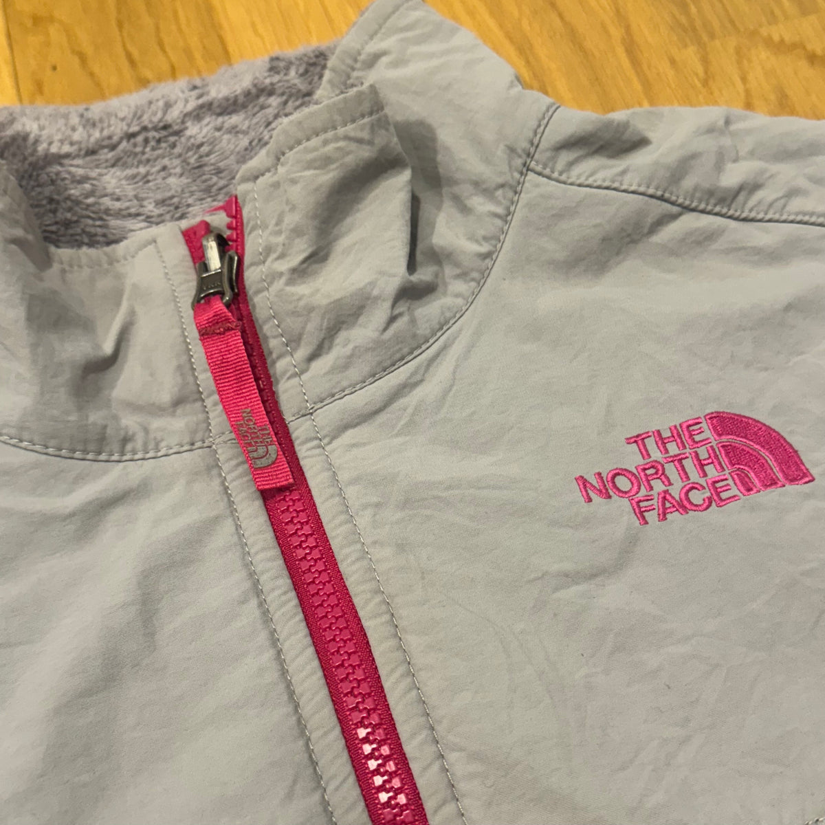 The North Face grey and pink women’s fleece jacket – Close-up 1