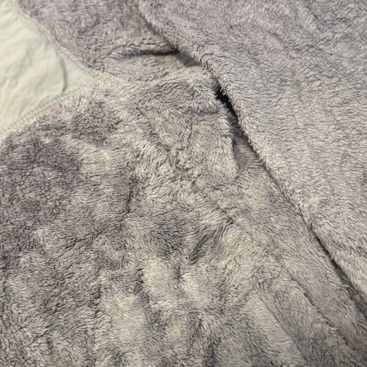 The North Face grey and pink women’s fleece jacket – Close-up 2