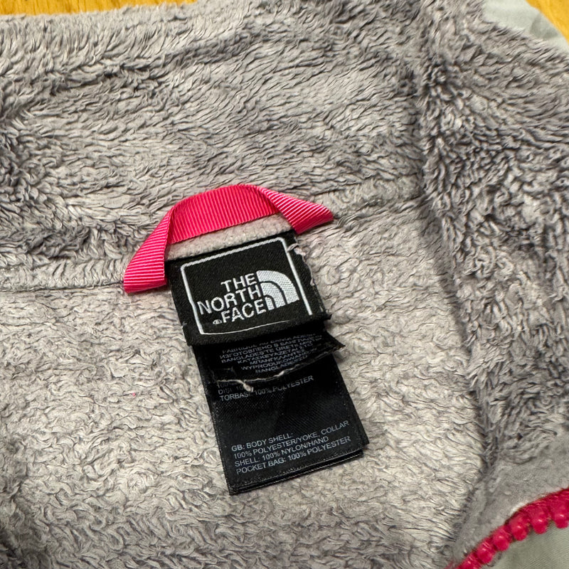 Detailansicht: Sourced limited accessories and clothes The North Face grey and pink women’s fleece jacket – Logo, Nähte oder Material