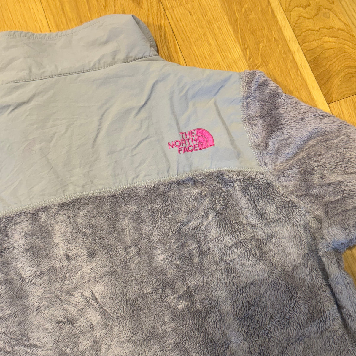 The North Face grey and pink women’s fleece jacket – Close-up 5