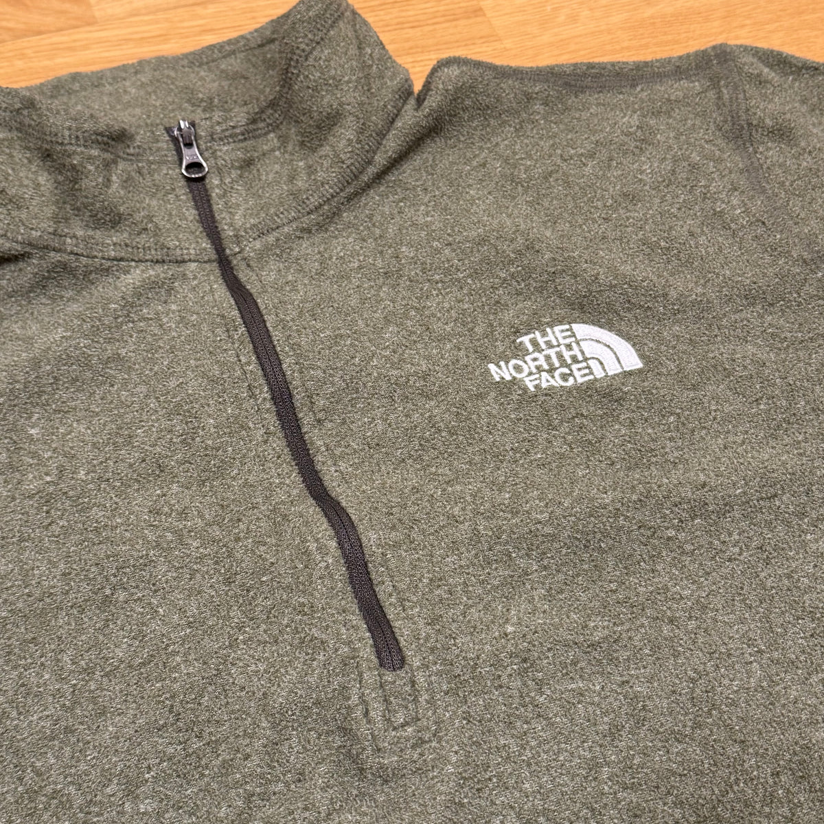 The North Face olive green fleece quarter zip – Close-up 1