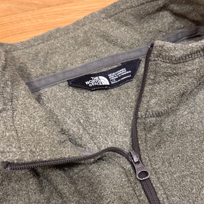 Detailansicht: Sourced limited accessories and clothes The North Face olive green fleece quarter zip – Logo, Nähte oder Material