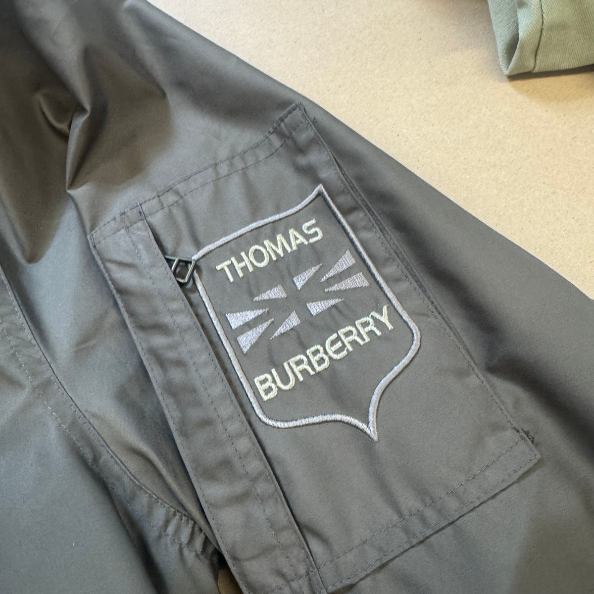 Thomas Burberry classic long rainjacket – Close-up 1