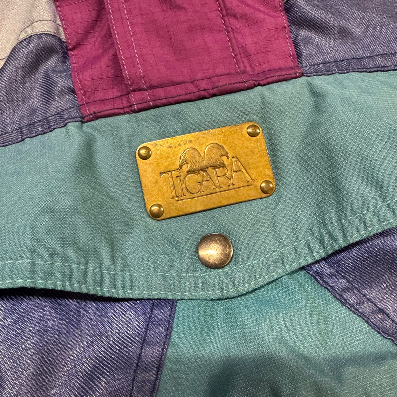 Detailansicht: Sourced limited accessories and clothes Tigara vintage 90s winter jacket – Logo, Nähte oder Material
