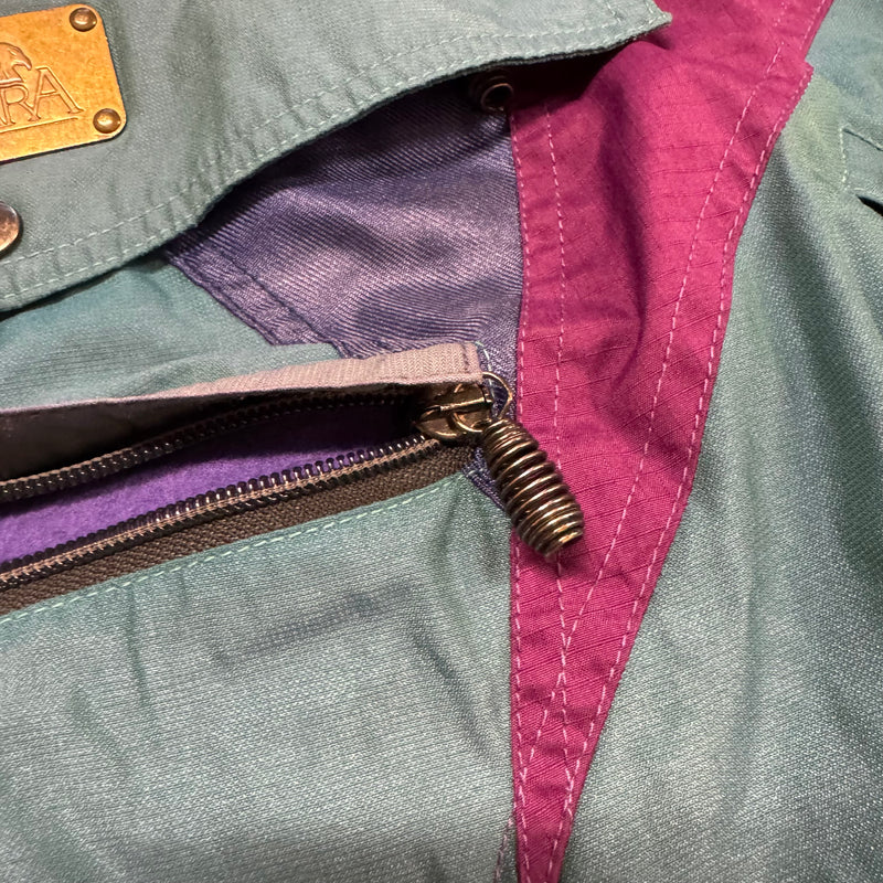 Detailansicht: Sourced limited accessories and clothes Tigara vintage 90s winter jacket – Logo, Nähte oder Material