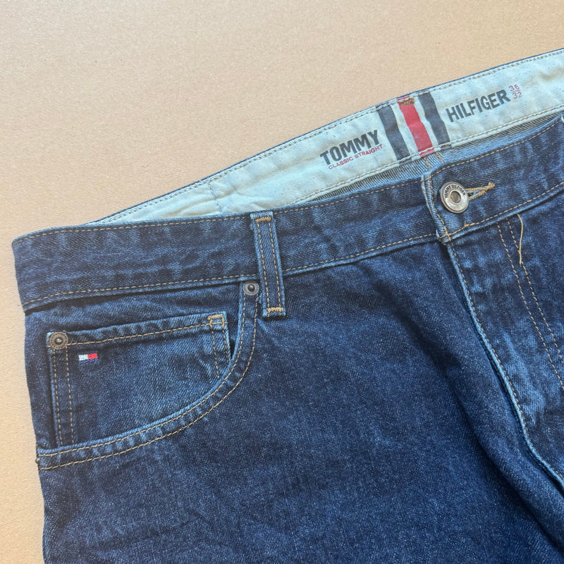 Detailansicht: Sourced limited accessories and clothes Tommy Hilfiger baggy vintage jeans – Logo, Nähte oder Material