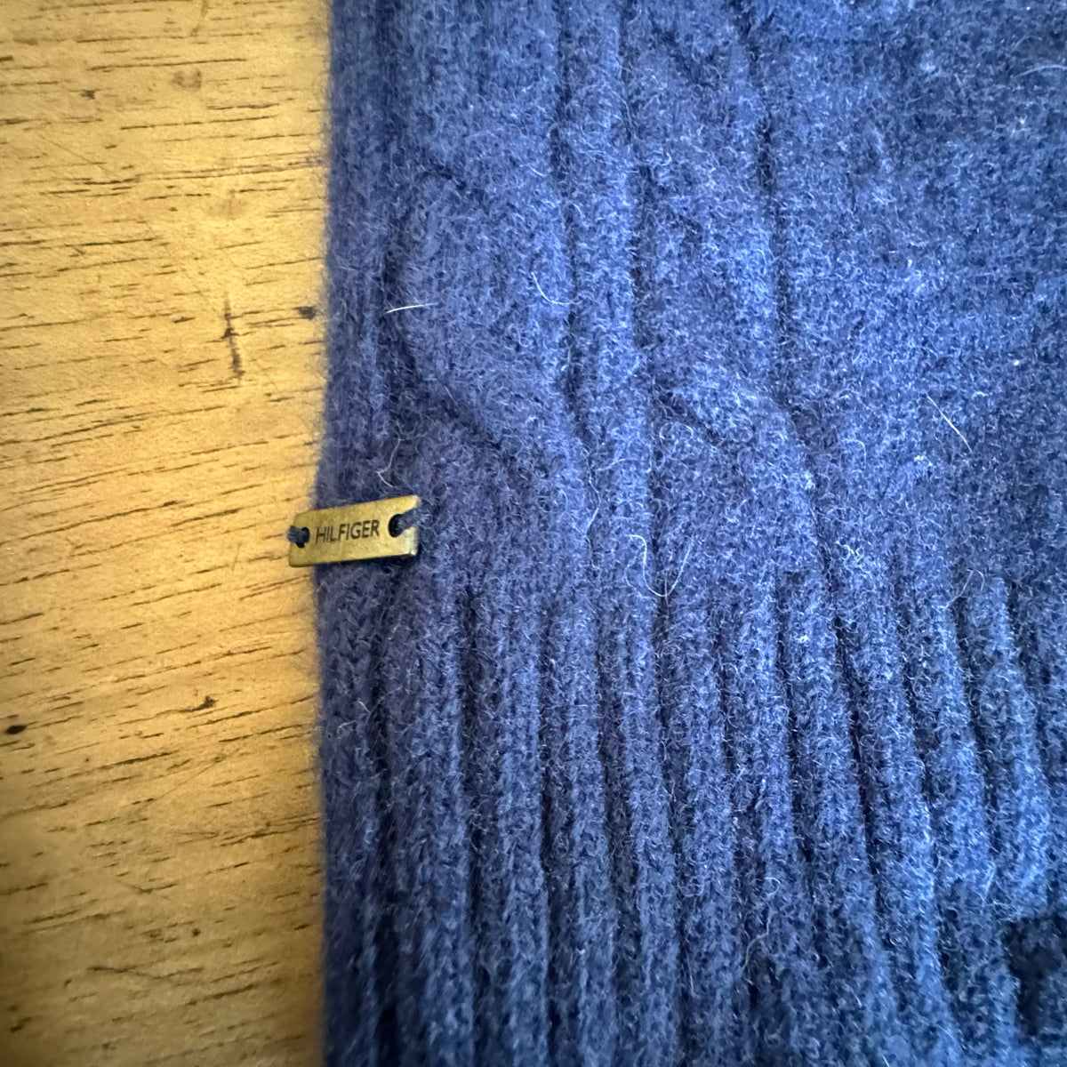 Tommy Hilfiger blue cashmere sweater – Close-up 3