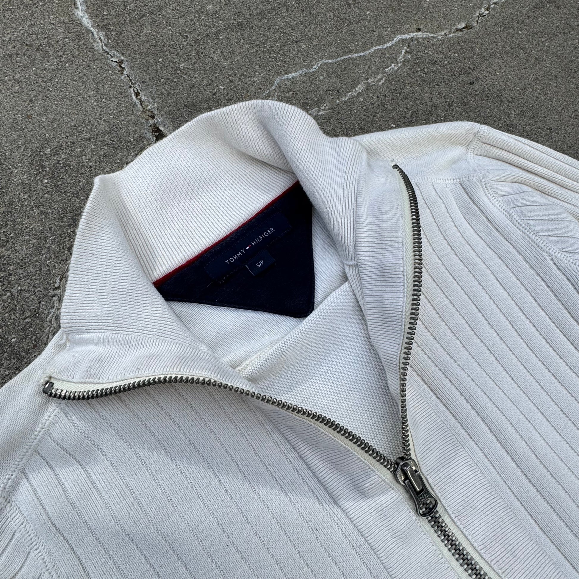 Tommy Hilfiger classic white zip-up jacket – Close-up 2