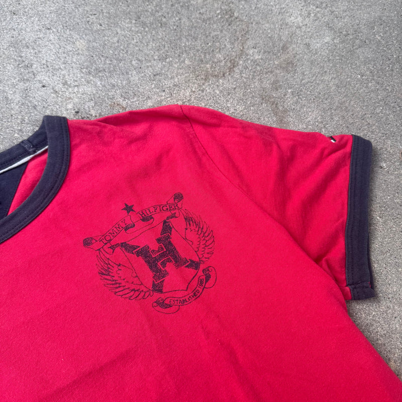 Detailansicht: Sourced limited accessories and clothes Tommy Hilfiger retro logo red T-shirt – Logo, Nähte oder Material