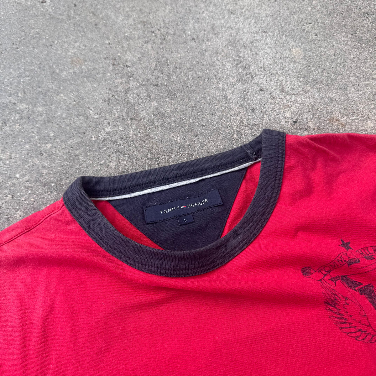Tommy Hilfiger retro logo red T-shirt – Close-up 2