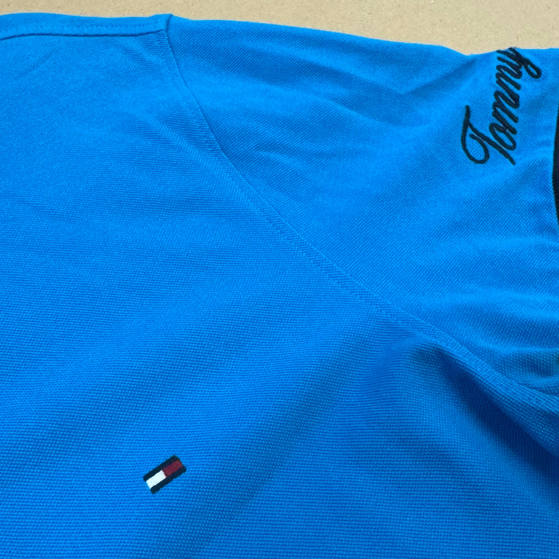 Detailansicht: Sourced limited accessories and clothes Tommy Hilfiger skyblue poloshirt – Logo, Nähte oder Material