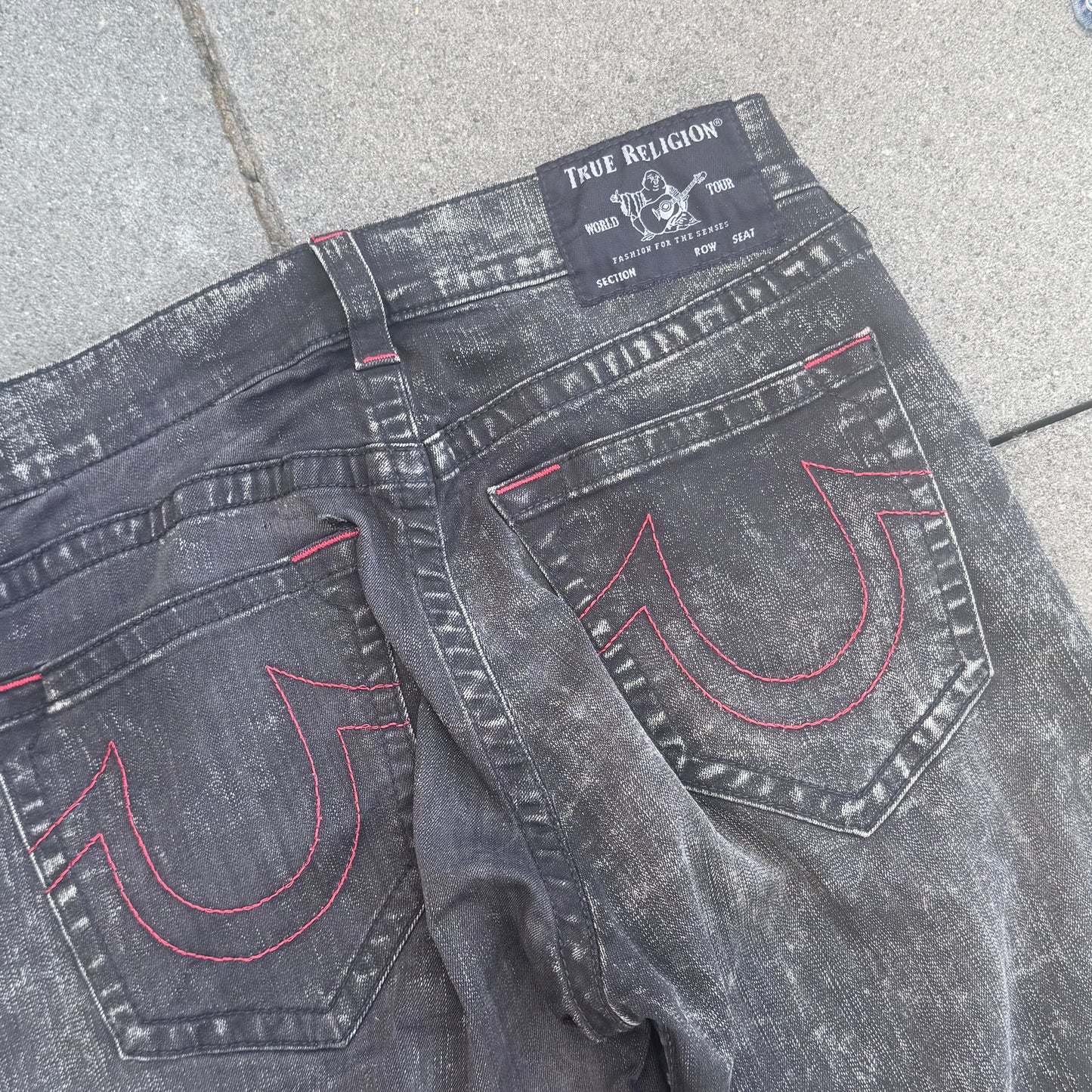True Religion black ripped straight pants – Close-up 1