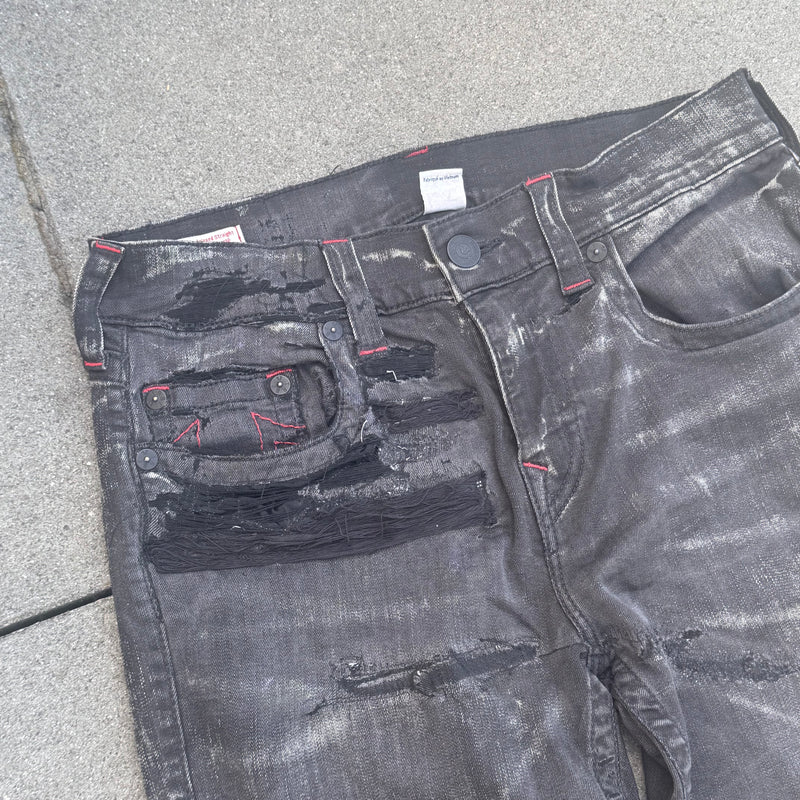 Detailansicht: Sourced limited accessories and clothes True Religion black ripped straight pants – Logo, Nähte oder Material