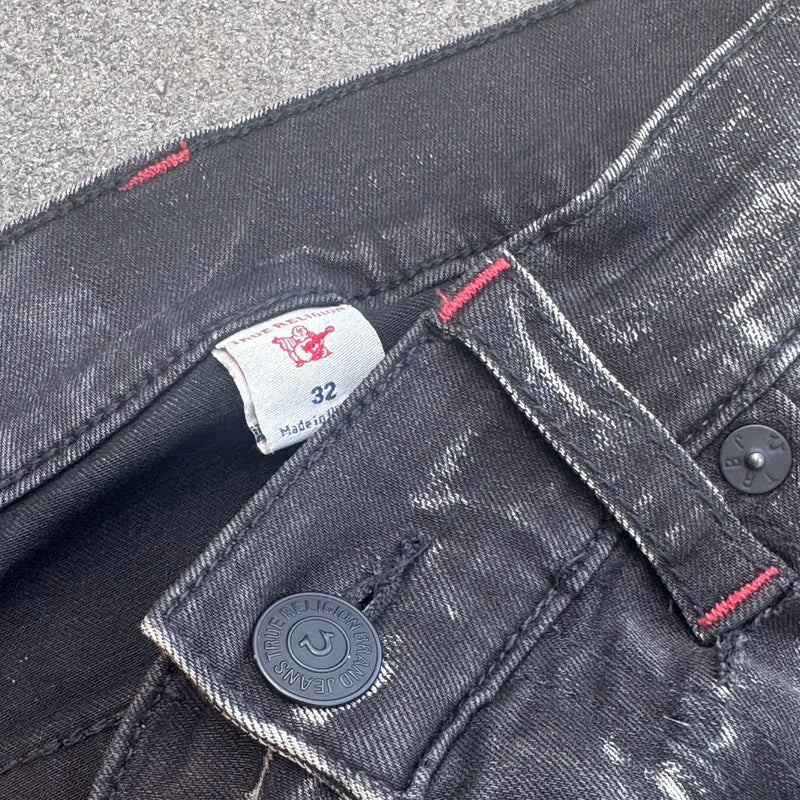 Detailansicht: Sourced limited accessories and clothes True Religion black ripped straight pants – Logo, Nähte oder Material