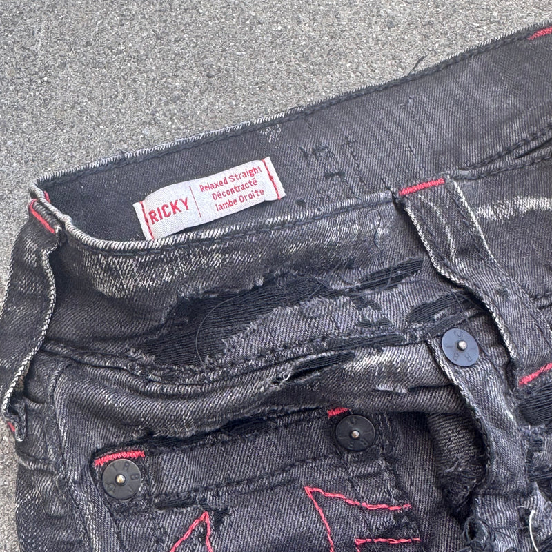 Detailansicht: Sourced limited accessories and clothes True Religion black ripped straight pants – Logo, Nähte oder Material