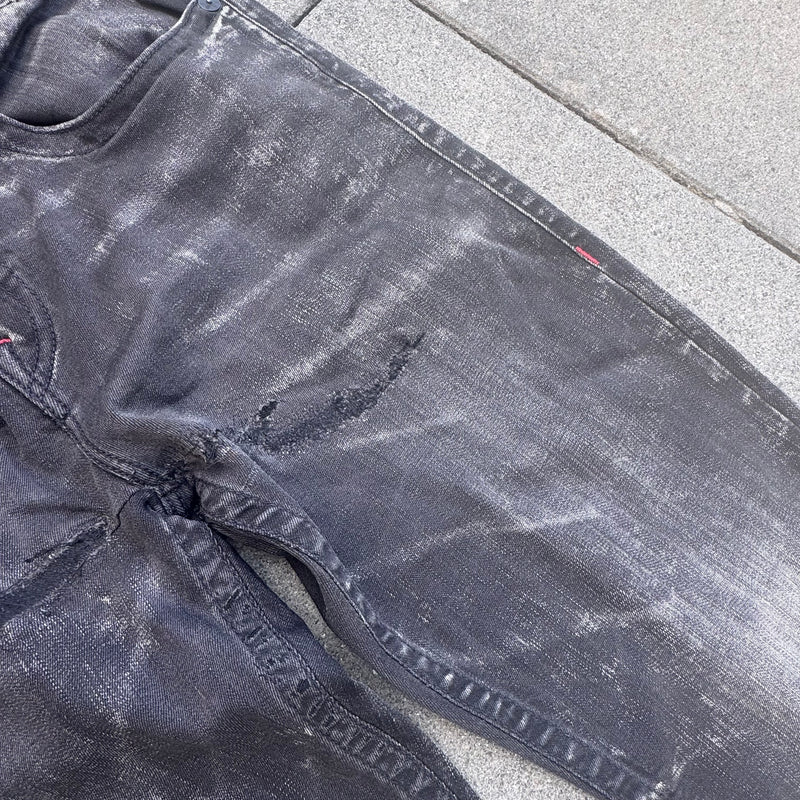 Detailansicht: Sourced limited accessories and clothes True Religion black ripped straight pants – Logo, Nähte oder Material