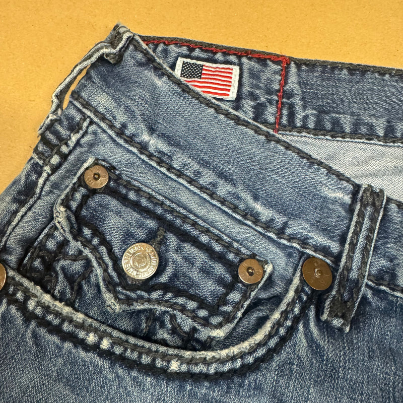 Detailansicht: Sourced limited accessories and clothes True Religion classic slightly reworked jeans – Logo, Nähte oder Material