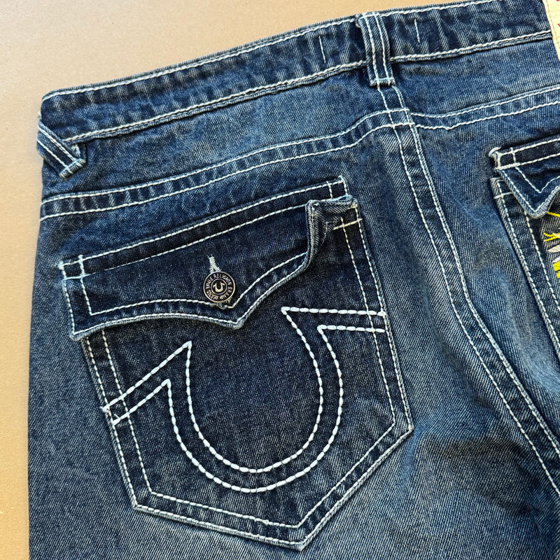 Detailansicht: Sourced limited accessories and clothes True Religion Stitched Dragon Straight Leg Jeans – Logo, Nähte oder Material